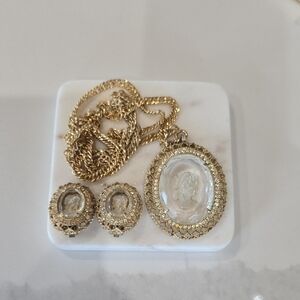 Vintage! Gold-Tone Cameo Pendant Necklace and Earrings Set